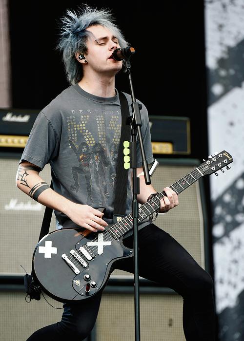 5soupdatess's tweet photo. Michael on stage at the BBC #BigWeekend (May 23, 2015) #5SOSAtBigWeekend  #6 http://t.co/Wn8g6lmUzQ