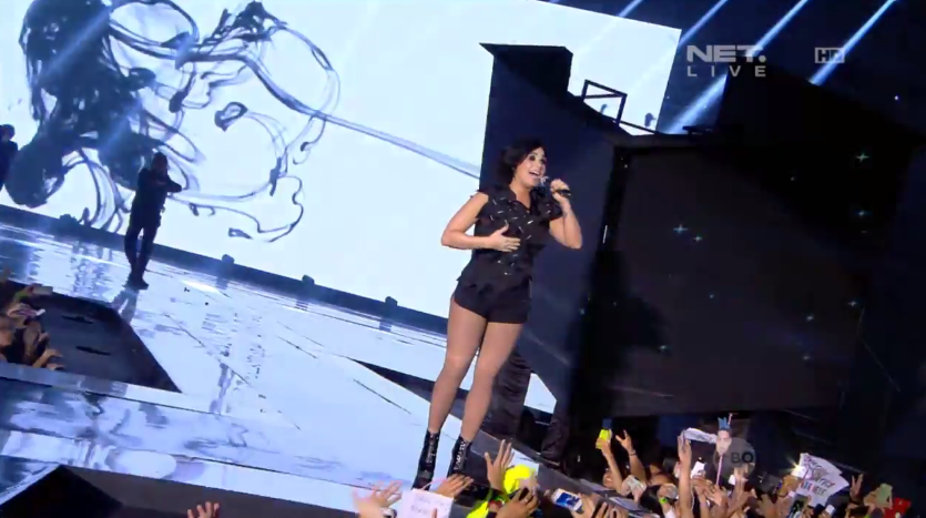 mdtvindonesia's tweet photo. NOW - @ddlovato - Heart Attack. Let's sing together! #NET2Anniversary http://t.co/mjoLxp3Ft4