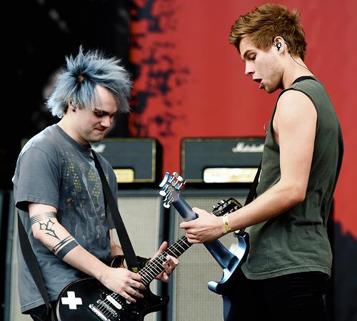 5soupdatess's tweet photo. Michael and Luke on stage at the BBC #BigWeekend (May 23, 2015) #5SOSAtBigWeekend http://t.co/Tii52QGvyE
