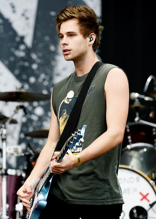 5soupdatess's tweet photo. Luke on stage at the BBC #BigWeekend (May 23, 2015) #5SOSAtBigWeekend  #11 http://t.co/ByBSUnRCzv