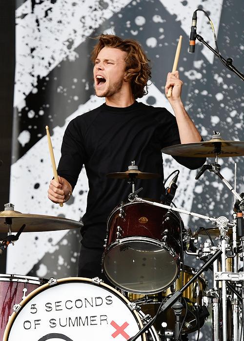 5soupdatess's tweet photo. Ashton on stage at the BBC #BigWeekend (May 23, 2015) #5SOSAtBigWeekend  #7 http://t.co/Dhr0IVIkat