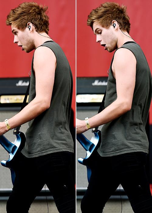5soupdatess's tweet photo. Luke on stage at the BBC #BigWeekend (May 23, 2015) #5SOSAtBigWeekend  #11 http://t.co/ByBSUnRCzv