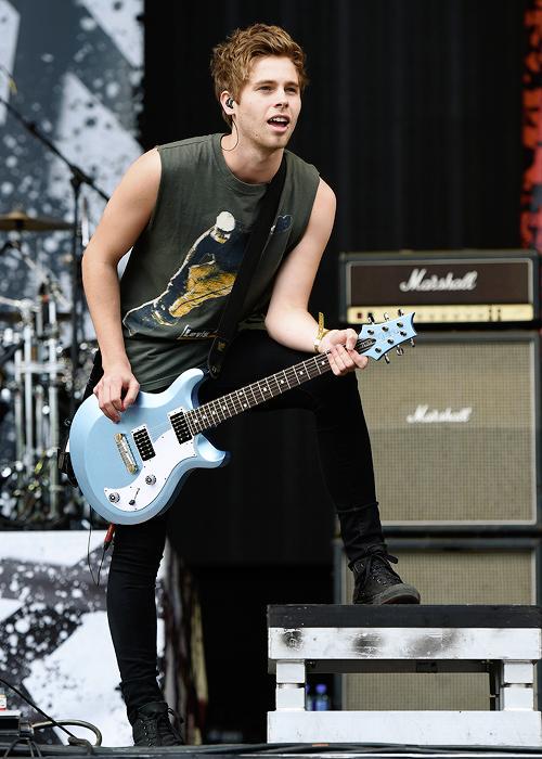 5soupdatess's tweet photo. Luke on stage at the BBC #BigWeekend (May 23, 2015) #5SOSAtBigWeekend  #12 http://t.co/owccLFFkLf