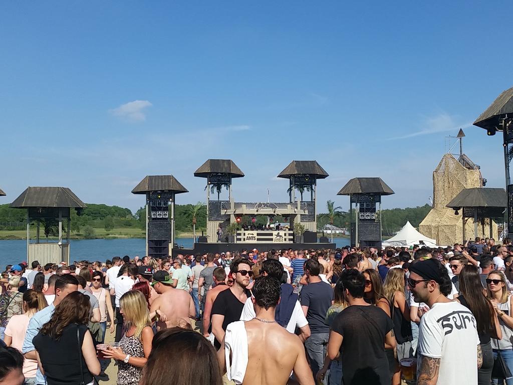 Movetonight's tweet image. L'équipe Movetonight.com est présente au @XOBelgium n'hésitez pas à demander votre photo ! @los_suruba