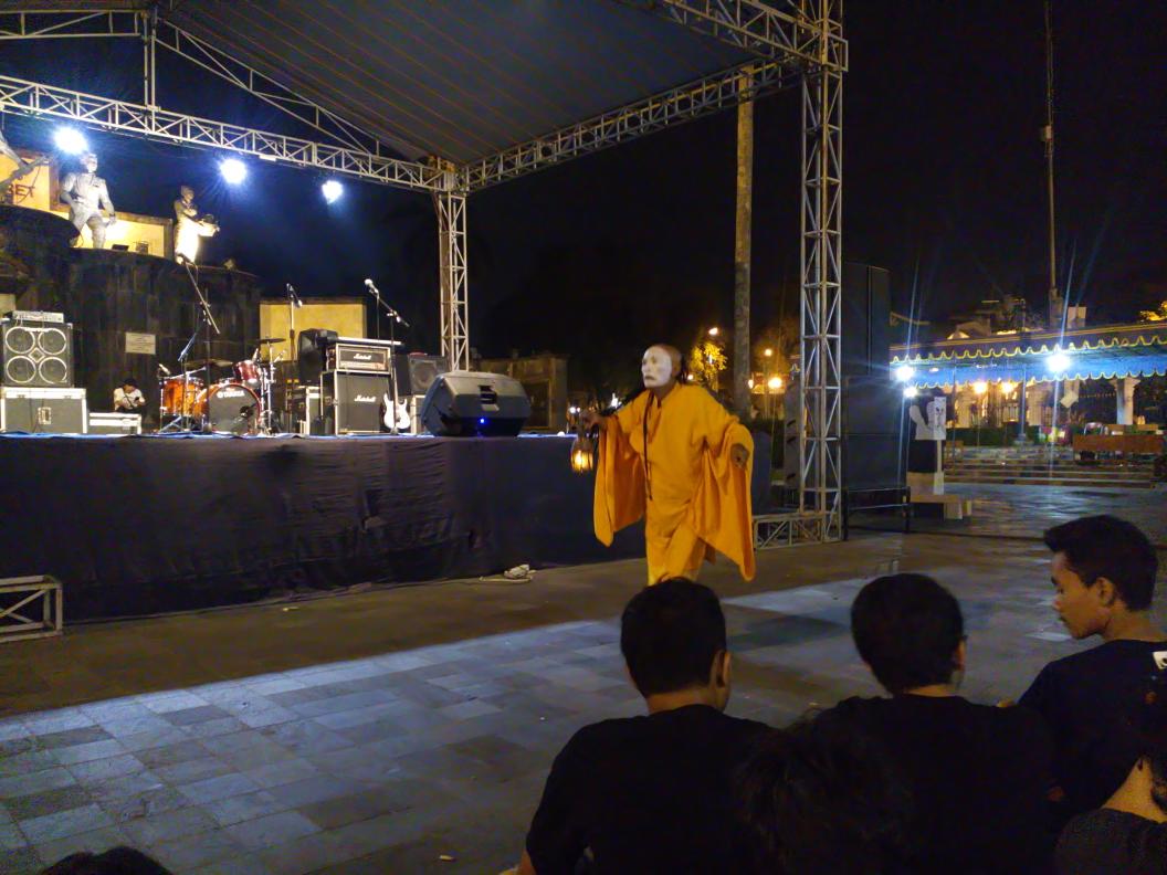 Sekarang hening sejenak,
kita lihat Pak Jemek beraksi dengan pantomimnyaa, misterius sekali