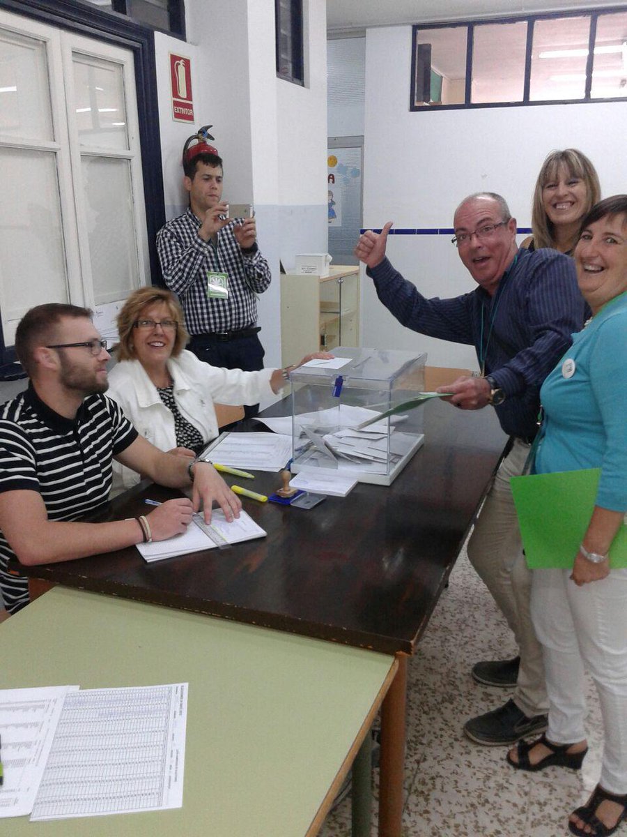 jdsmedina's tweet photo. La #ilusión en #Cádiz #ApoderadosPA con Nico, Ana, Mari Jose, Chiqui #nuestraGENTE cc @PAndalucista @PAterritorioCDZ http://t.co/4tsbybeqzQ