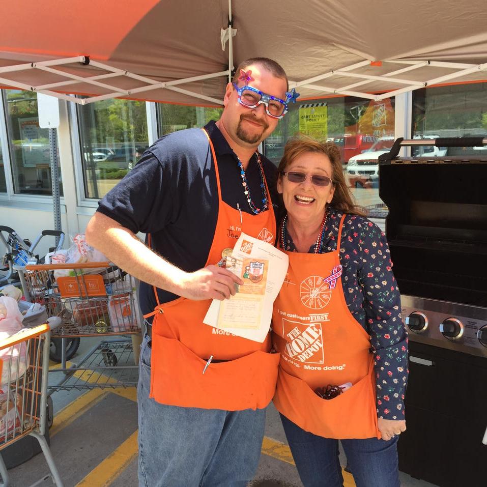 HDStore2613's tweet photo. @PaulDeveno @corelli189 @Joepratt35 ASDS Cindy Aldrich recognized for giving back to our customers. 900 Homerdogs! http://t.co/cmUR42wM4N