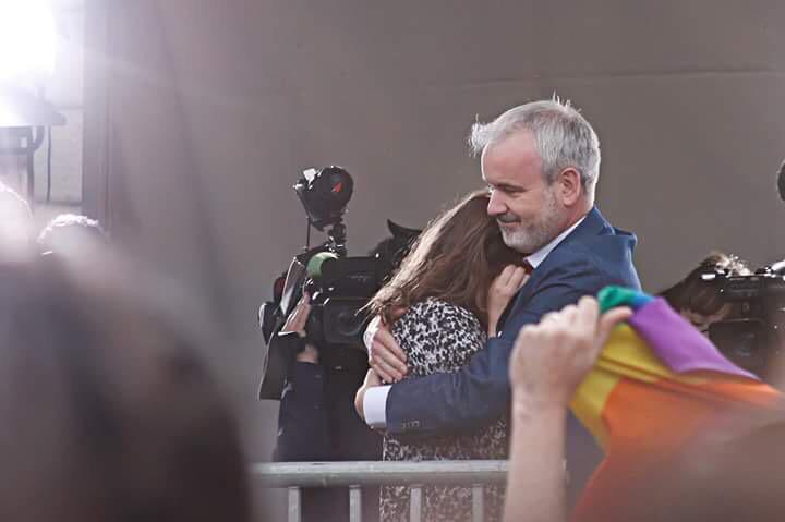 lucymasterson's tweet photo. This magical moment sums up what Ireland moved on together yesterday. #Yes2Equality @Colmogorman @UnaMullally. http://t.co/rbt8wBiPaR