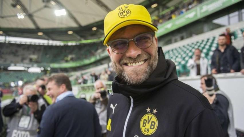 marca's tweet photo. Sala de prensa. -Periodista: "Klopp ¿está aprendiendo español?" -JK: "Una cerveza, por favor" ▶http://t.co/sX7jBbc0k2 http://t.co/XTIacDrSVL