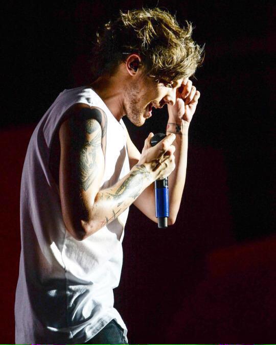 harrymoonchild's tweet photo. #DearLouis 
"Your fav singer?"
LOUIS
"Your fav football player?"
LOUIS
"Your fav business man?"
LOUIS
"Ur f-"
LOUIS http://t.co/55WXLmStya