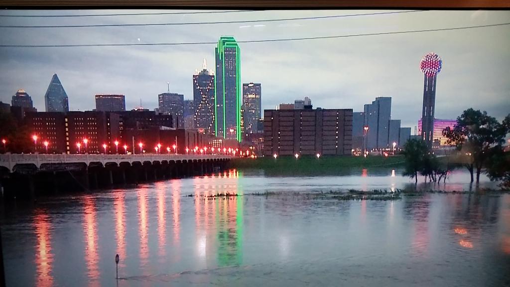 BrianJamesWx's tweet photo. Incredible view of the Trinity River near downtown #Dallas. #dfwwx http://t.co/UIVPw5OlUH