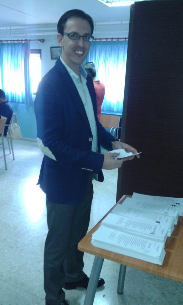 PPozoblanco's tweet photo. Santiago Cabello ya ha votado en #Pozoblanco http://t.co/GAxcsAF07P