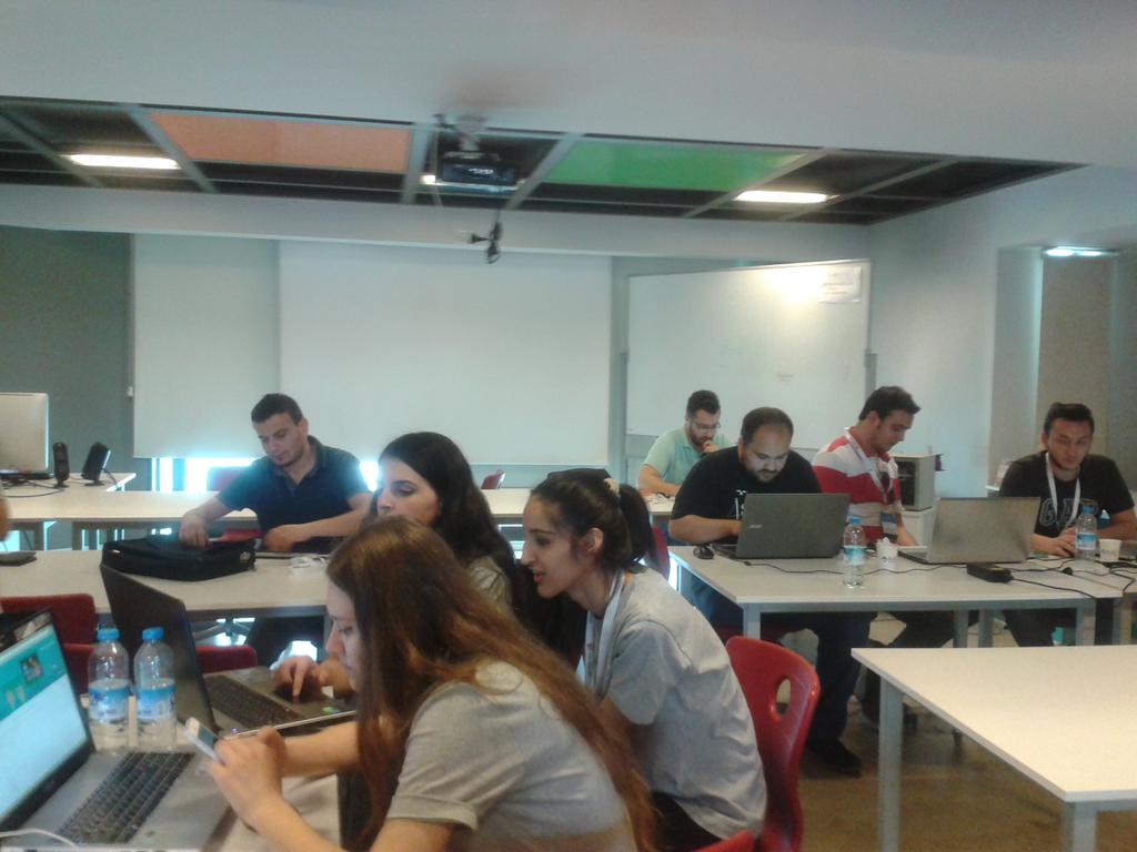 ozlmarslntrk's tweet photo. Sunuma son saatler, son rütuşlar herkes harıl harıl çalışıyor #win10gamejamtr @MicrosoftDevTr #BugGameLab http://t.co/0WcwXoeXKF