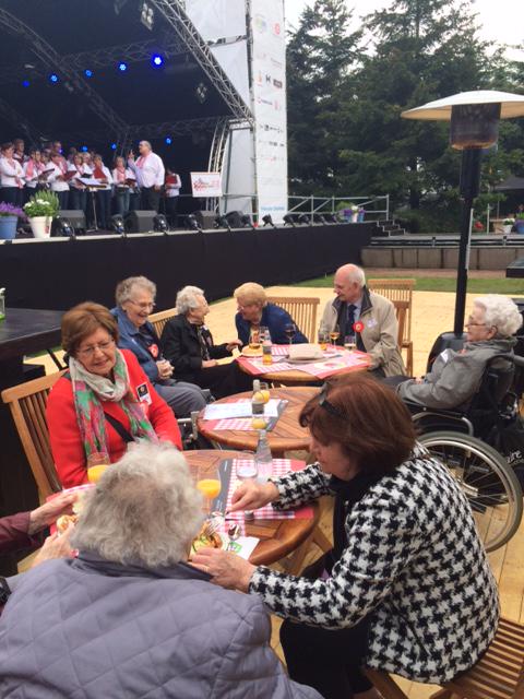 Ouderen in Tilburg genoten van geweldige middag <a href="/hapstap/">Hap Stap Festival</a>. Verwend met heerlijke gerechten en muziek. Dank allemaal!