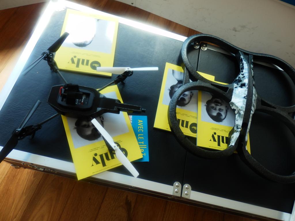 PeuchLucile's tweet photo. On devouvre le matériel offert par @LDLC! Parfait week end a l'atelier #objetsconnectes
 #FDAOC @tuba_lyon @fhacktory http://t.co/P15OFtP1fv