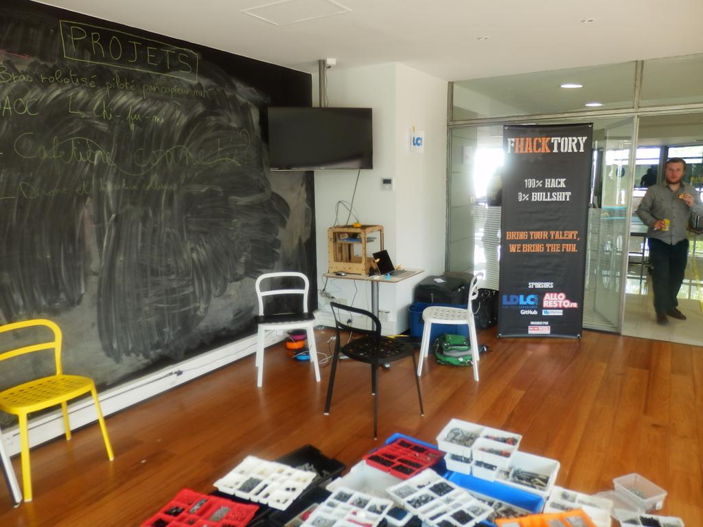 PeuchLucile's tweet photo. On devouvre le matériel offert par @LDLC! Parfait week end a l'atelier #objetsconnectes
 #FDAOC @tuba_lyon @fhacktory http://t.co/P15OFtP1fv