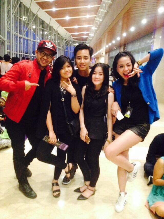 TRL_Jakarta's tweet photo. Ets, @agnesiadylla dan @rian_ibram pose bareng Hard Rockers yg dtg ke #RoadToNET2Anniversary #GWHR http://t.co/zurasgRTw1