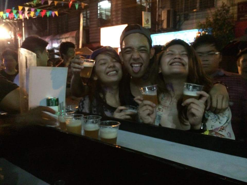 _melaaanieee's tweet photo. Last friday night. #ustreetfest ππ @cheeneedennice @deoliwag http://t.co/SEA03Vf2oh