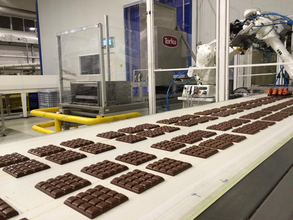 Покажи шоколадную фабрику. Фабрика шоколада. Фабрика шоколадная фабрика. Шоколадная фабрика шоколад. Шоколадная фабрика интерьер.