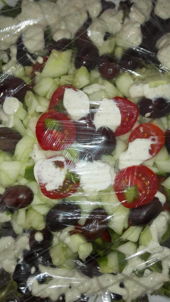 rosaerrekerre's tweet photo. Hoy comemos ensalada griega! Con un fraternal saludo para @KaragkounisSt #Ada24M @bcnencomu @ClotEnComu http://t.co/SvhmyvVjy7