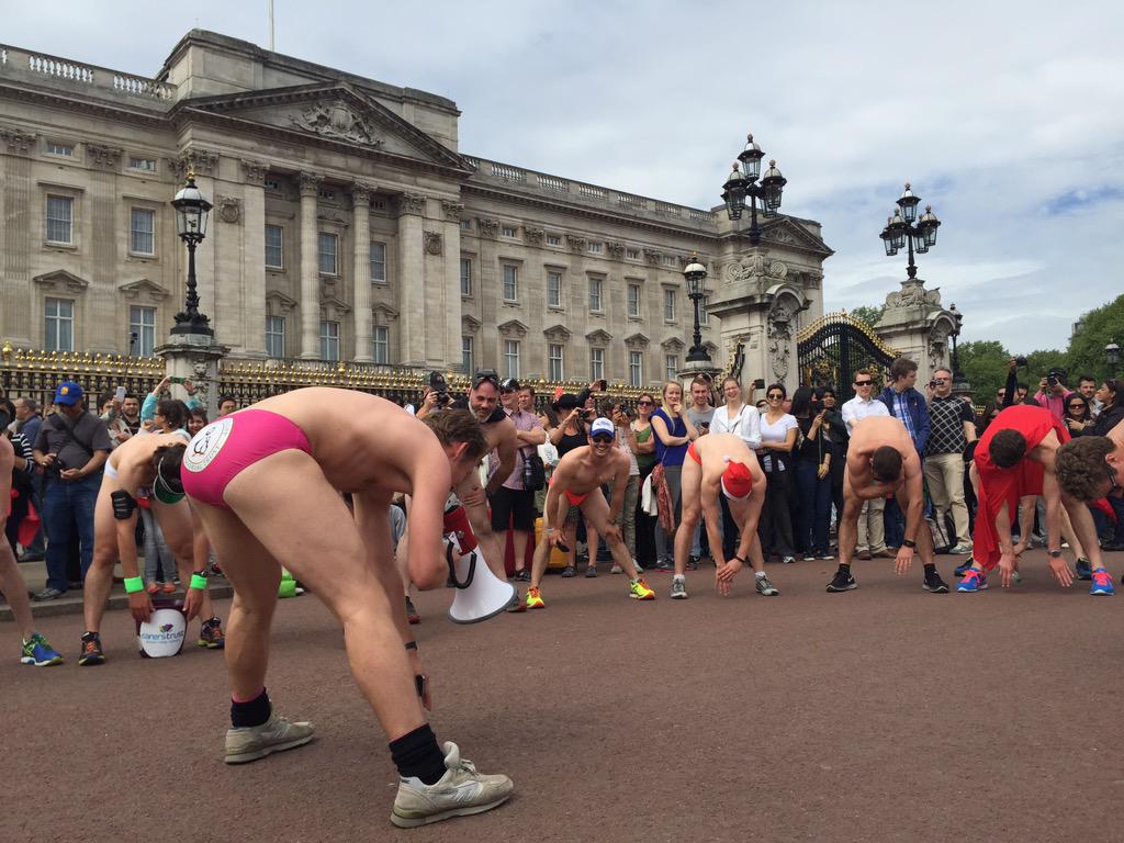 saddleblaze's tweet photo. Just your average pre-Giro d'Italia Sunday morning in #London... #PWMT #budgiesmuggle #charityrun #CarersTrust http://t.co/XIJ6IODVj1