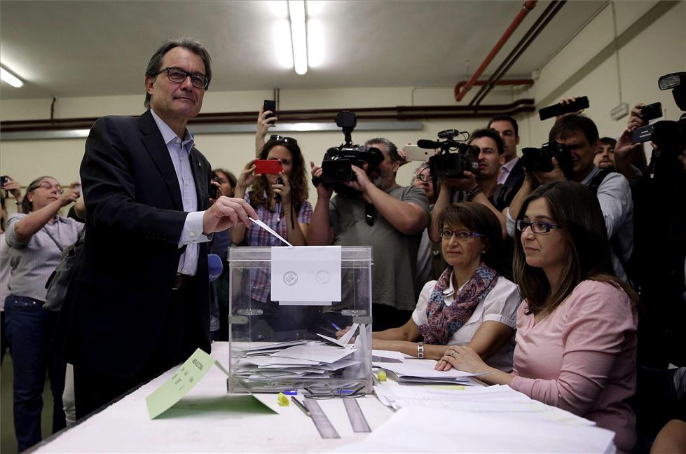 elperiodico's tweet image. Artur Mas apela a una participación "intensa" en unos momentos "excepcionales" elperiodico.com/es/noticias/po… #Eleccion2015