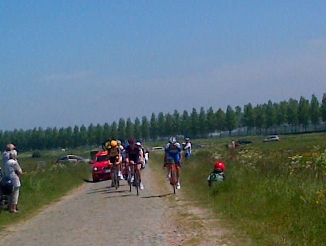 WPCcycling's tweet photo. Km 62 : Cobblestone sector of Hogerwaardweg : 6 riders on the breakaway - 2'40'' in front of the peloton #WPC http://t.co/ZauW3Hbn9q
