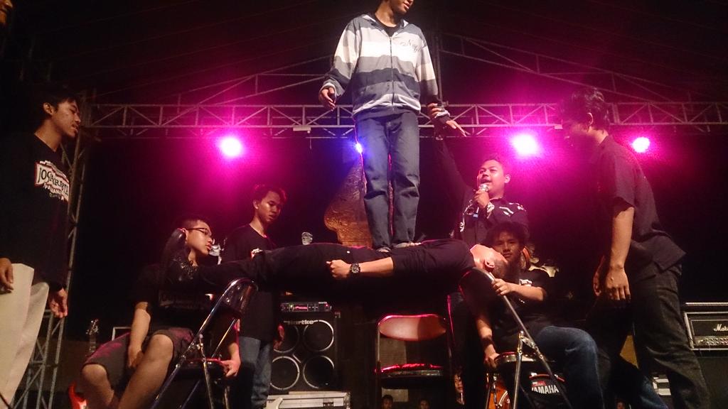 Gilak gilak, bisa bisanya ni orang diinjek disangga kursi doang