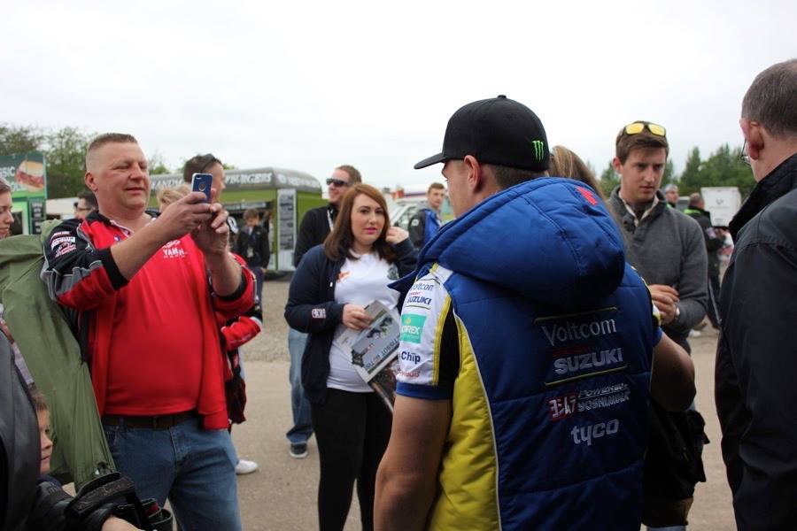 LowesTwins's tweet photo. @alexlowes22 & his fans @DoningtonParkUK @WorldSBK #GoLowes #22
( pics by @MarkKelly5508 )
@CORINNEPOWELL http://t.co/1Vp5rH9f7F