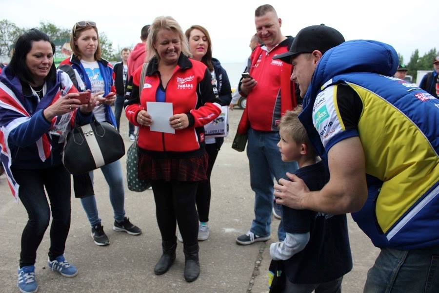 LowesTwins's tweet photo. @alexlowes22 & his fans @DoningtonParkUK @WorldSBK #GoLowes #22
( pics by @MarkKelly5508 )
@CORINNEPOWELL http://t.co/1Vp5rH9f7F