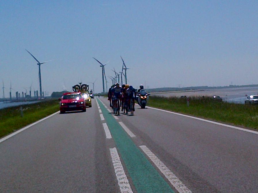 WPCcycling's tweet photo. Km 81.5 - THOLEN : 2'45'' for the breakaway - Team Astana &amp; Roubaix Lille Métropole lead the peloton #WPC http://t.co/Qup9kqrmQk