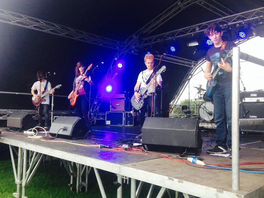 sinkysports's tweet photo. Sunday begins on the Icon Stage @glastonbudget with Leics band @FourPointOhUK ROCK! http://t.co/gj5Vzsf1NM