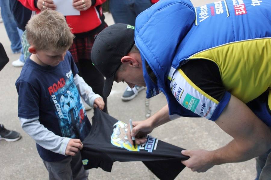 LowesTwins's tweet photo. @alexlowes22 & his fans @DoningtonParkUK @WorldSBK #GoLowes #22
( pics by @MarkKelly5508 )
@CORINNEPOWELL http://t.co/OwVkbssbrV