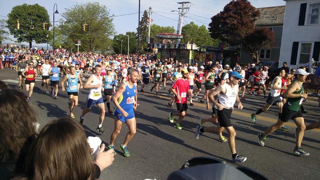 summerrozzi's tweet photo. And they're off!! #Austinruns http://t.co/rr073gRy2X