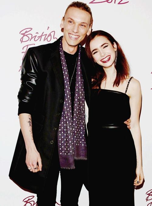 bindvrlove's tweet photo. JAMIE BOWER AND LILY COLLINS ARE GOALS http://t.co/8YCAcbHKEA