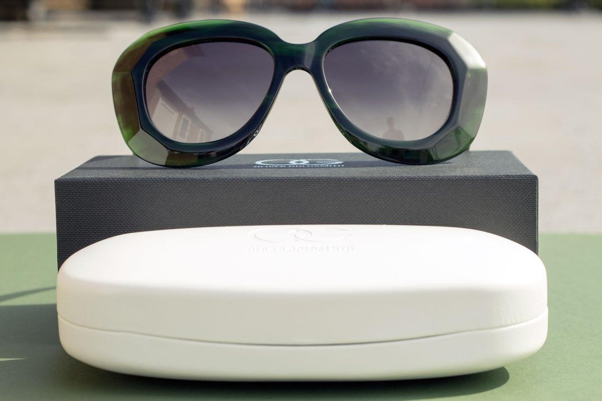 OCOGlasses's tweet photo. Check out this year's frame of the year from the British Optician Awards:
https://t.co/amC8NXlT6f #olivergoldsmith http://t.co/gFUI7C039D