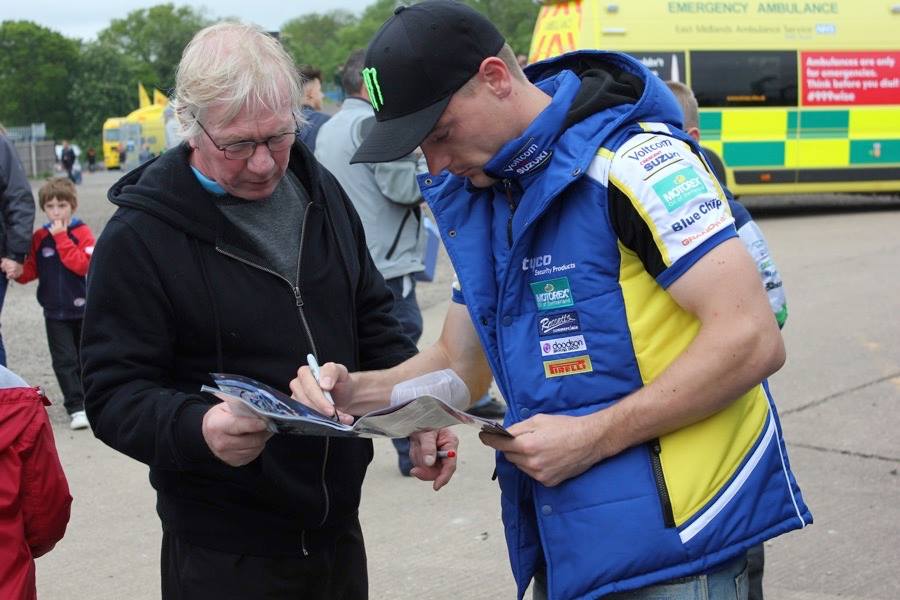 LowesTwins's tweet photo. @alexlowes22 & his fans @DoningtonParkUK #GoLowes #22
( pics by @MarkKelly5508 ) @WorldSBK @CORINNEPOWELL http://t.co/BWDiGEAQ1T