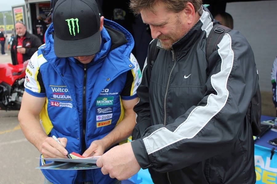 LowesTwins's tweet photo. @alexlowes22 & his fans @DoningtonParkUK #GoLowes #22
( pics by @MarkKelly5508 ) @WorldSBK @CORINNEPOWELL http://t.co/BWDiGEAQ1T