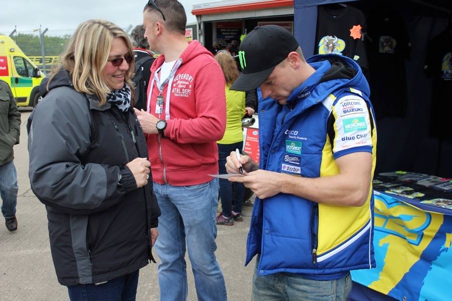 LowesTwins's tweet photo. @alexlowes22 & his fans @DoningtonParkUK @WorldSBK #GoLowes #22
( pics by @MarkKelly5508 ) @CORINNEPOWELL http://t.co/JGV1hqfMEZ