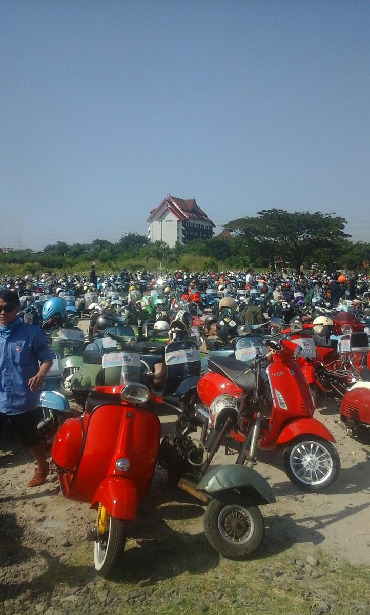 scooter_MILK's tweet photo. Sepenggal kisah #JMMD2015 #OTOPET #extreamers diantara lautan vespa http://t.co/j48nM2kK5N