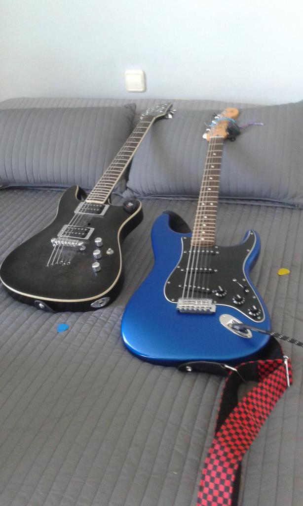 WaitingForThe11's tweet image. Dos de nuestras guitarras juntas :DD #WFT11