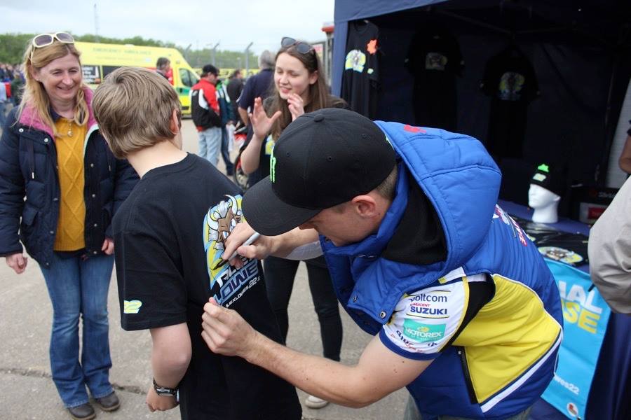 LowesTwins's tweet photo. @alexlowes22 & his fans @DoningtonParkUK @WorldSBK #GoLowes #22
( pics by @MarkKelly5508 )
@CORINNEPOWELL http://t.co/1adAtgL1A5