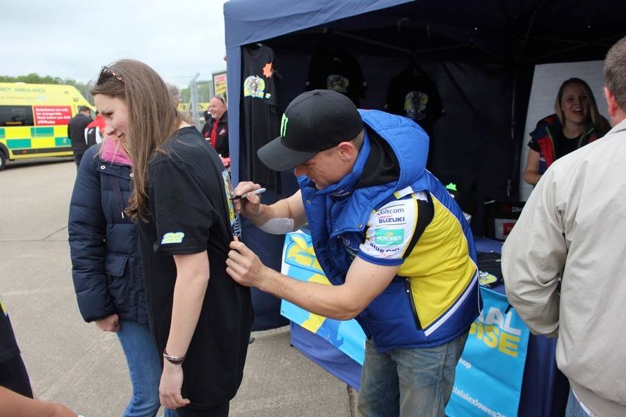 LowesTwins's tweet photo. @alexlowes22 & his fans @DoningtonParkUK @WorldSBK #GoLowes #22
( pics by @MarkKelly5508 )
@CORINNEPOWELL http://t.co/1adAtgL1A5