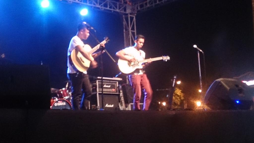 Garing sih kalo cuman akustikan kaya biasanya😪
Tapi! Gila ini Duo Bajo gila beda banget, rugi abis kalo ga nonton