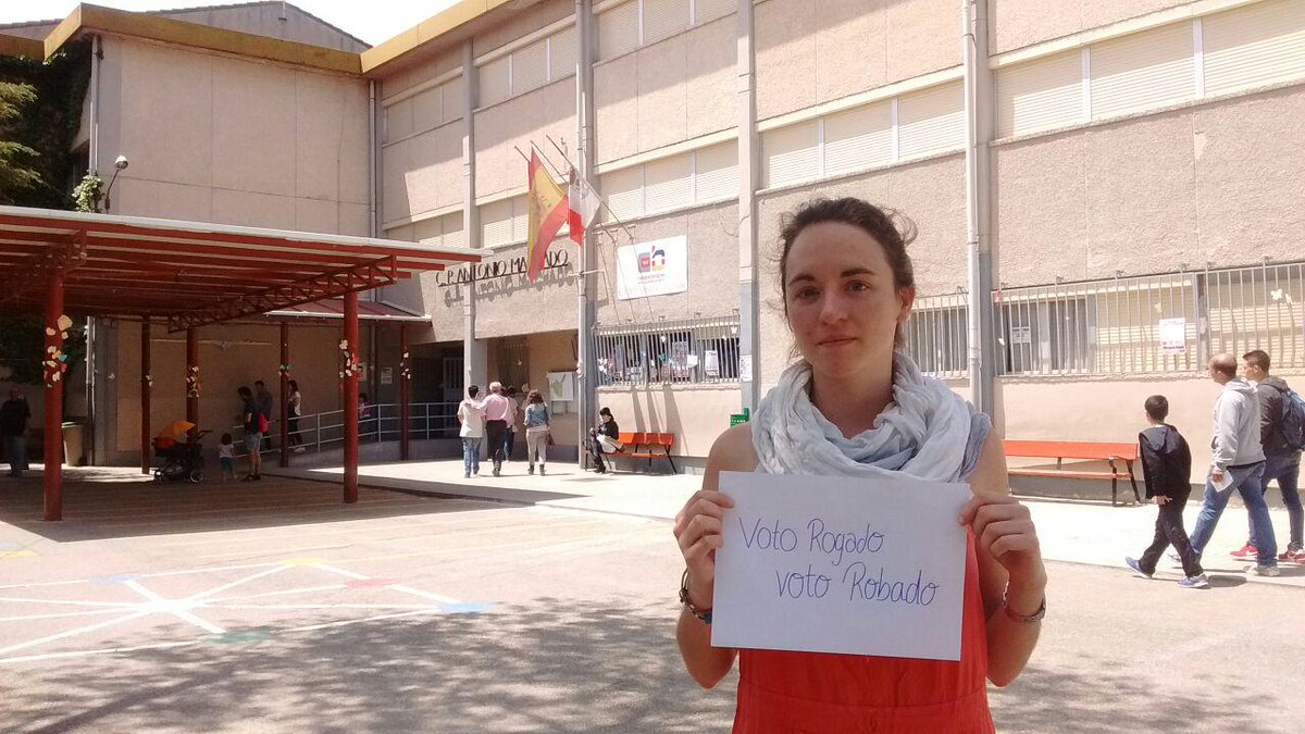 DonCacerolo's tweet photo. Mi amiga Paula viaja desd La Haya a Madrid para poder votar #PucherazoElectoral #VotoRogadoVotoRobado  @MareaGranate http://t.co/BvJxKIruC1