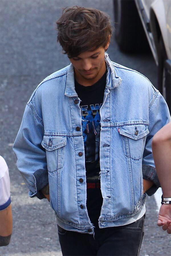 _Ellie_Maee's tweet photo. 'LouisTomlinson Is Ugly'

Can I Be As Ugly As Louis Please

#DearLouis http://t.co/0ovOpL68CK