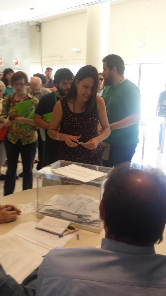 StcEnComu's tweet photo. La @SevillaAlex ja ha votat, avui no val quedar-se a casa #gentdesquerres @icveuia http://t.co/1M7joREFwI