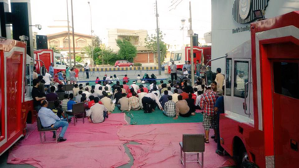 UsamaQureshy's tweet photo. #Axact Employees & their families protesting outside office seeking justice. #AxactAppeal #AxactFightsBack #AxactGate http://t.co/3bWfslViYo