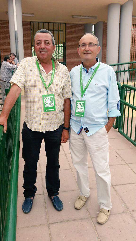 PA_VelezM's tweet photo. José Alés y Antonio Martínez en Almayate trabajando duro #interventoresPA #apoderadosPA http://t.co/uqRGjALyEf