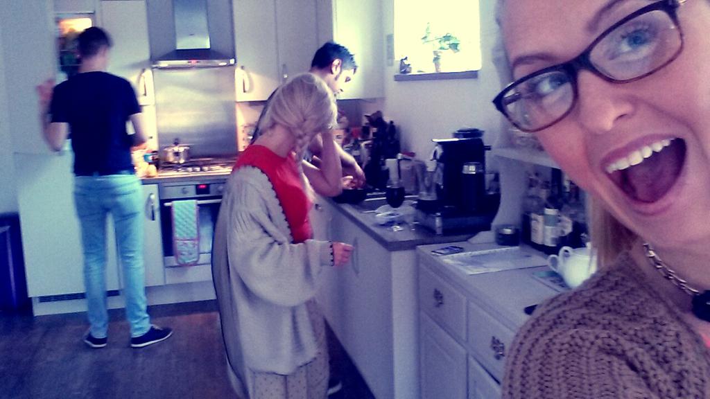 rachaelannemb's tweet image. It&apos;s roast Sunday and &apos;the one who can&apos;t cook&apos; is banished from the kitchen #CulinaryProblems